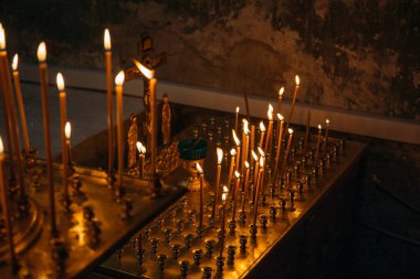 Kilise ya da tapınak yanan mumlar