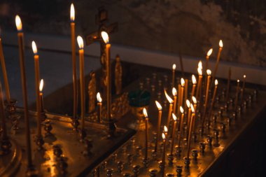 Kilise ya da tapınak yanan mumlar