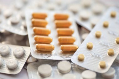 Farklı ilaçlar: tablet, Vakumlu ambalaj, ilaçlar ilaçlar, seçici odak, hap kopyalama alanı