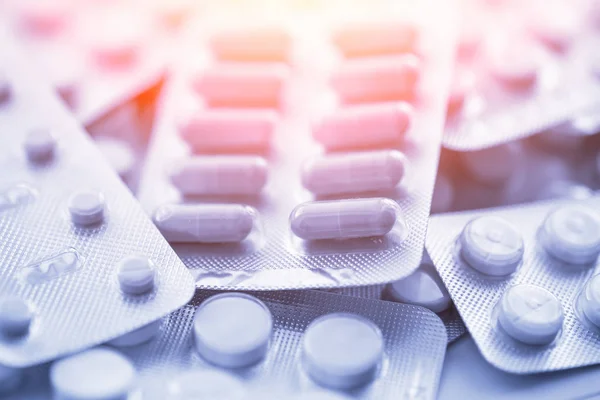 Olika läkemedel: tabletter, tabletter i blisterförpackning, mediciner droger, makro, selektiv fokus, kopiera utrymme, blå tonad — Stockfoto