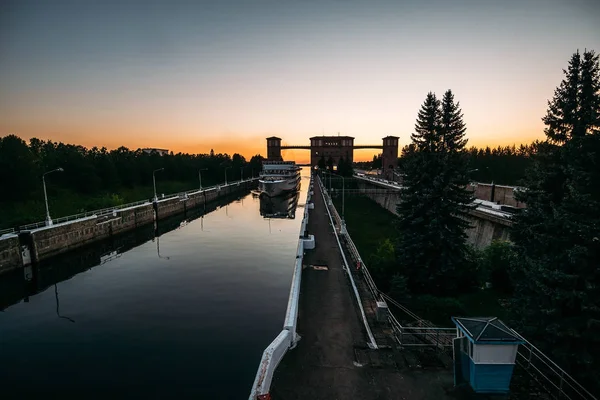 Cruise ship enters gates of shipping locks at sunset — Stock Photo, Image