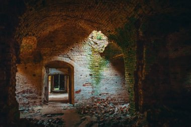 İç kapılar, koridorlar ve kemer ile tapınaktaki harap Antik tuğla
