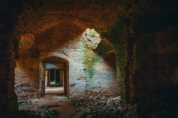 Ancien temple en brique ruiné à l'intérieur avec portes, couloirs et arche — Photo