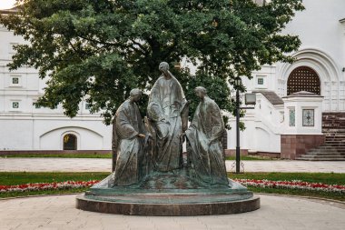 Yaroslavl, Rusya Federasyonu - yaklaşık Ağustos 2018: Anıt Yaroslavl varsayım katedralde önce Kutsal Üçlü için