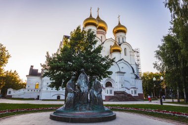 Yaroslavl, Rusya - yaklaşık Ağustos 2018: Varsayım Cathedral Yaroslavl Piskoposluk Kilisesi Ortodoks Katedrali var. Volga ve Kotorosli Strelka bulunur