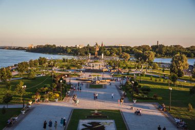 Yaroslavl, Rusya Federasyonu - yaklaşık Ağustos 2018: Dolgu, Volga Nehri Yaroslavl şehrinde. Turistik rotanın en eski şehirlerinden biri olan altın yüzük Rusya'nın adlı