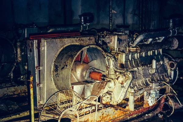 Old berkarat diesel generator penyaringan udara dan sistem ventilasi di bungker Soviet ditinggalkan — Stok Foto