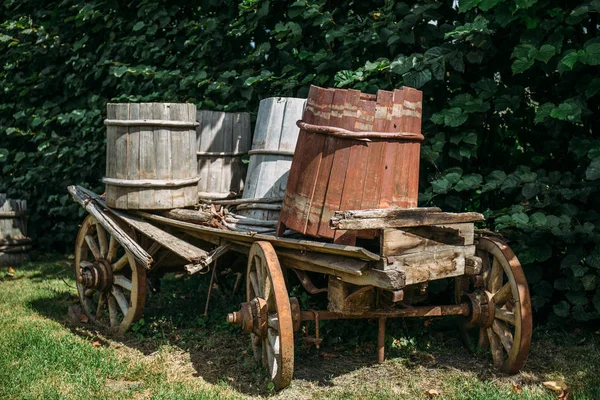 Carro de madera vintage con cubos de madera en granja rural en verano soleado o día de otoño —  Fotos de Stock