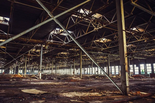 Opuszczony przemysłowych zniszczony budynek magazynu lub fabrycznie wewnątrz korytarza widok z perspektywy, ruiny i rozbiórki koncepcja — Zdjęcie stockowe