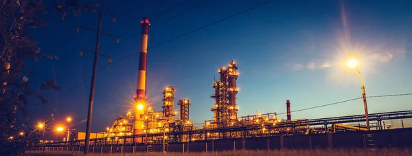 Panorama de refinaria de petróleo planta industrial ou fábrica, tanques de destilaria de armazenamento e tubulação de aço, modernas tecnologias petroquímicas — Fotografia de Stock