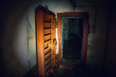 Büyük çelik hermetik kapı kilidine terk edilmiş Sovyetler, bunker el feneri ışık