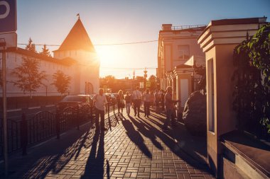 Yaroslavl, Rusya Federasyonu - yaklaşık Ağustos 2018: Turist günbatımı, Yaroslavl - XI yüzyılda kurulan en eski Rus şehirlerinden biri olan ışınları şehrin sokaklarında