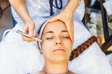 Güzel genç kız, Güzellik, temizlik ve yüz cilt gençleştirici yordam oturumu. Kozmetik, spa ve cilt bakımı kavramı