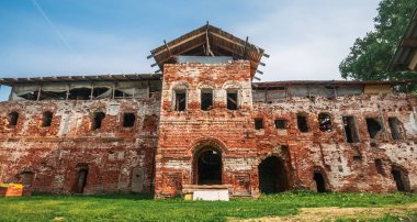 Eski bir ortaçağ terk edilmiş yıkık kırmızı tuğla kale veya Ortodoks Tapınağı kalıntıları