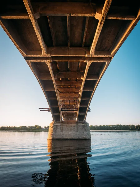 Puente del Volga y terraplén sobre el río Volga al atardecer, región de Yaroslavl, ciudad de Rybinsk, Rusia. Hermoso paisaje — Foto de Stock