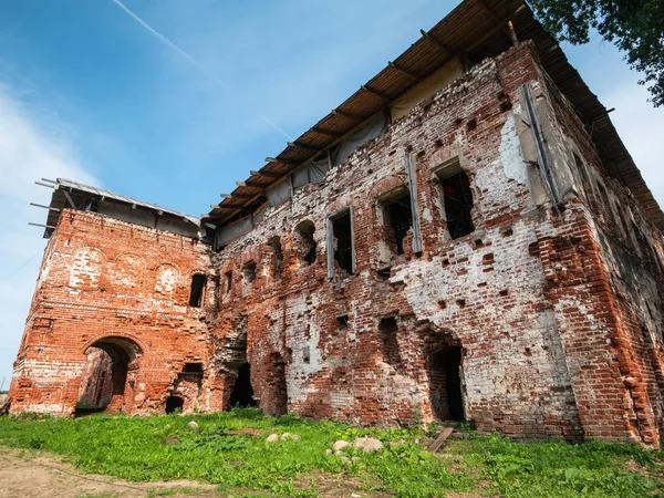 Gamla ruinerna av en medeltida övergivna förstörda rött tegel slott eller ortodoxa tempel — Stockfoto