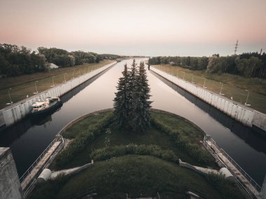 Nehir nakliye kapı sistemi, canal tekneler ve gemiler, nehir taşımacılığı kavramı için kilitler