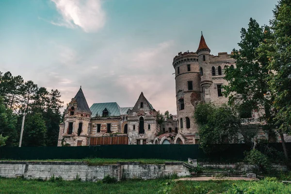 Zřícenina hradu zničeného středověkého starobylé usedlosti Khrapovitsky v Muromtsevo — Stock fotografie