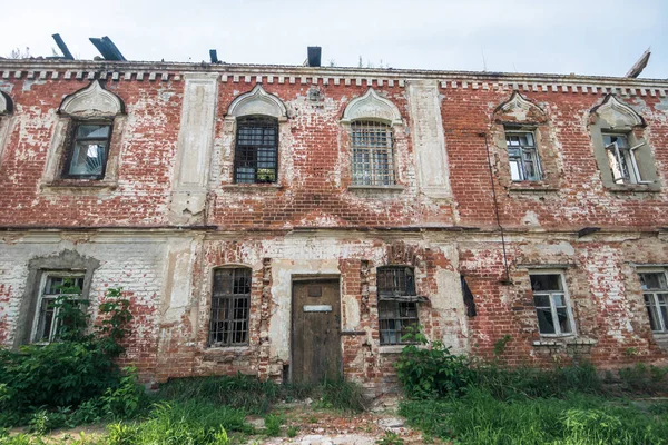 Eski terk edilmiş yıkık kırmızı tuğla bina kalıntıları — Stok fotoğraf