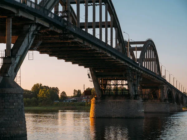 Puente del Volga y terraplén sobre el río Volga al atardecer, región de Yaroslavl, ciudad de Rybinsk, Rusia. Hermoso paisaje — Foto de Stock