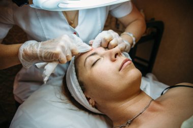 Güzel genç kız, Güzellik, temizlik ve yüz cilt gençleştirici yordam oturumu. Kozmetik, spa ve cilt bakımı kavramı