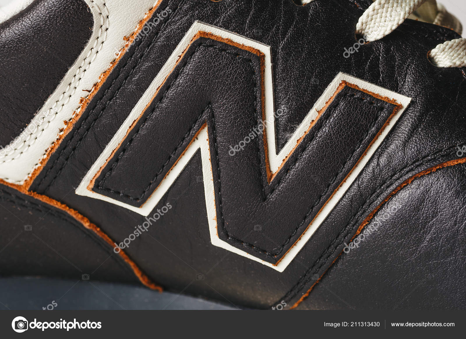 No puedo leer ni escribir Turismo dividir Moscow, Russia - Circa August 2018 : New Balance Shoes logo - letter N on  new leather sneakers. New Balance - American manufacturer of sportswear –  Stock Editorial Photo © DedMityay #211313430