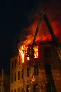 Yanan binanın içinde gece yangın, itfaiye alev ile mücadele. Yangın felaketi ve kaza trajedi