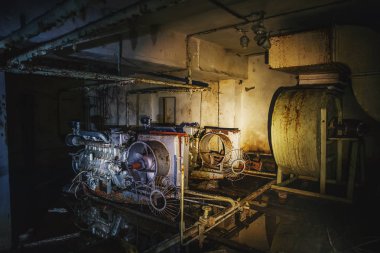 Terk edilmiş Sovyet sığınakta hava filtrasyon ve havalandırma sisteminin eski paslı dizel jeneratör