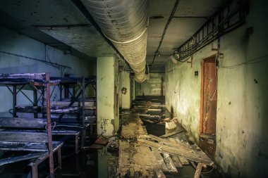 Koridor veya eski yeraltı terkedilmiş Sovyet askeri sığınağında tünelde Karanlık sular altında