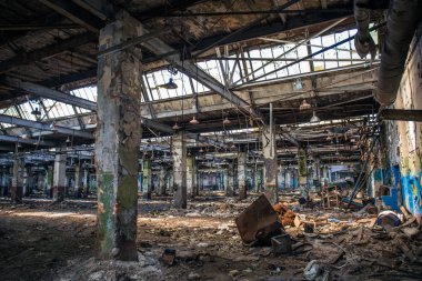 Yıkık Endüstriyel depo veya fabrika bina içinde koridor görünümü perspektif, kalıntıları ve yıkım konsepti ile terk