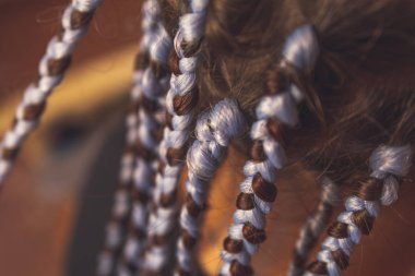 Kanekalon malzeme, kalın bezleri veya at kuyruklu zamanda Afrika ile yaratıcı saç modeli veya Afro örgü örgüler ile kız baş