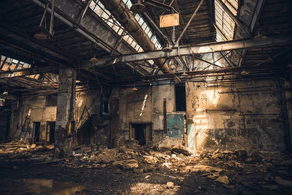 Almacén industrial en ruinas abandonado o edificio de fábrica en el interior, vista del pasillo con perspectiva, ruinas y concepto de demolición — Foto de Stock