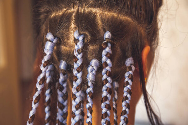 Голова девушки с косичками из материала канекалона, креативная прическа с толстыми косичками или косичками, также известными как африканские или африканские косички
