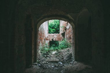 İçinde ot ve bitkiler ile büyümüş kale bina yıkılmış, terk edilmiş eski tuğla yaşlı