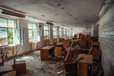 Eski odası iç eski terk edilmiş evde üzerinde eski bozuk ahşap mobilya ile