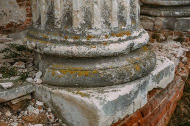 Bankası eski yıkık tapınağın sütun antika veya kırık taş veya tuğla ile yukarı, yakın kale