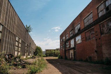 Kıyamet kavramı, terk edilmiş şehir, eski kırık fabrika veya Ambar bina kalıntıları
