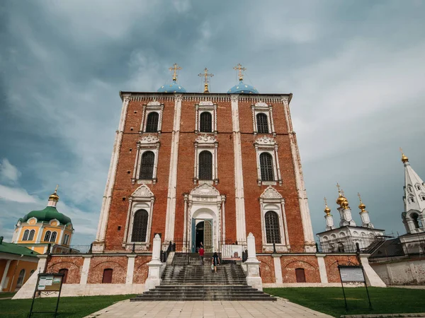 Rusko, Rjazaň - srpen 2018: Pohled z Rjazaň Kremlu s Nanebevzetí Panny Marie Cathedral, Rusko — Stock fotografie