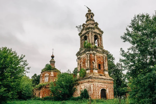 Abbandonata e rovinata antica Chiesa ortodossa russa con torre — Foto Stock