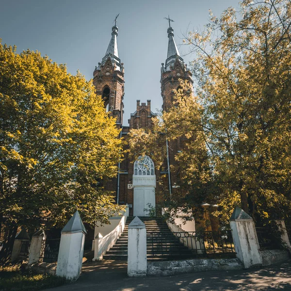 Mooie katholieke kerk met torens en grote deuren — Stockfoto