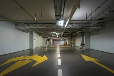 Yeraltı otoparkı veya modern otopark ile lots-in Araçlar