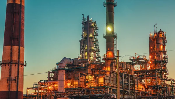 Панорама нефтеперерабатывающего завода или завода, резервуары для хранения спирта и стальной трубопровод, современные нефтехимические технологии — стоковое фото