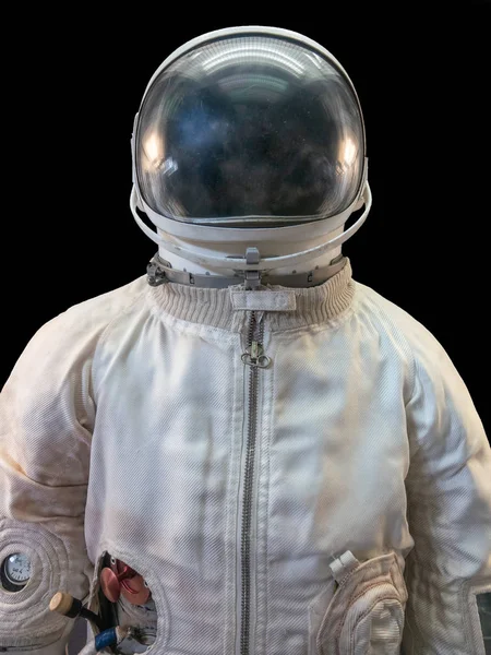 Sovjetisk kosmonaut eller astronaut eller spaceman kostym och hjälm på svart bakgrund — Stockfoto