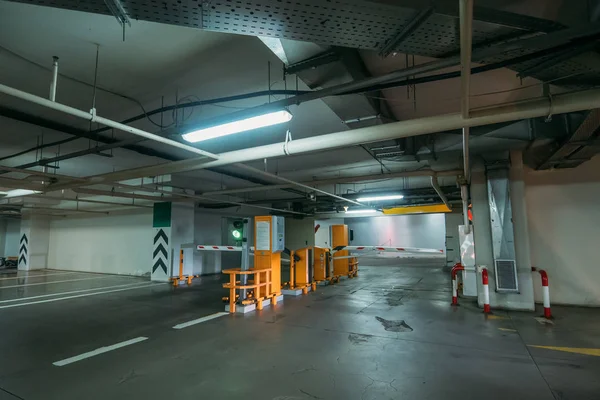 Giriş kapalı otopark, Park rampa veya bariyer, modern şehir altyapı