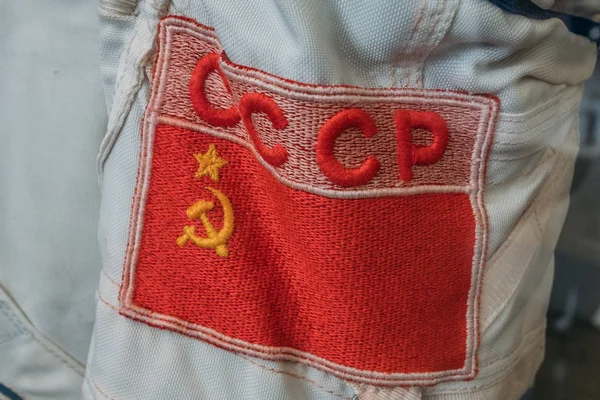 Bandera y palabras soviéticas - URSS en idioma ruso en traje de cosmonauta o astronauta — Foto de Stock