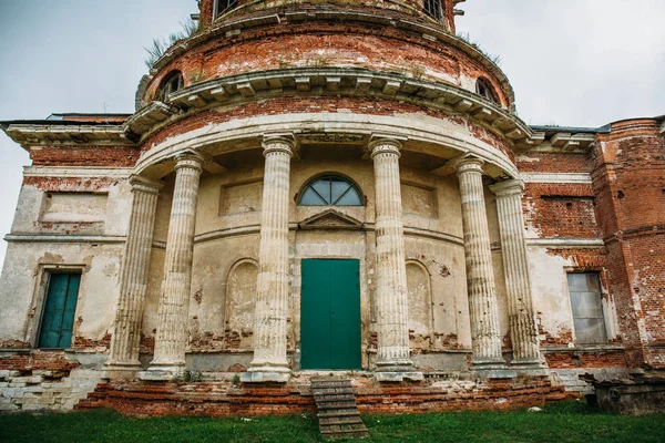 Fasad av förstörda gamla ortodoxa ryska kyrkan med kolumner — Stockfoto