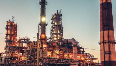 Petrol rafineri sanayi tesisi veya fabrika panorama, depolama damıtım tankları ve çelik boru hattı, modern Petrokimya teknolojileri