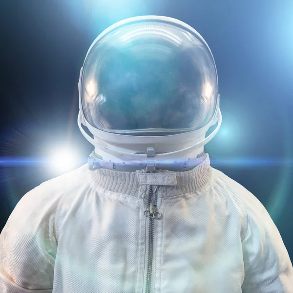Kosmonaut eller astronaut eller spaceman kostym och hjälm med futuristiska abstrakt blåljus på svart bakgrund, närbild — Stockfoto