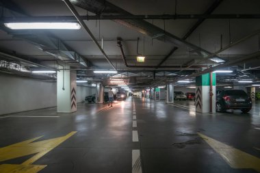 Yeraltı araba park garaj modern alışveriş merkezi veya alışveriş merkezi birçok otomobil ile sütunlarla büyük salonu