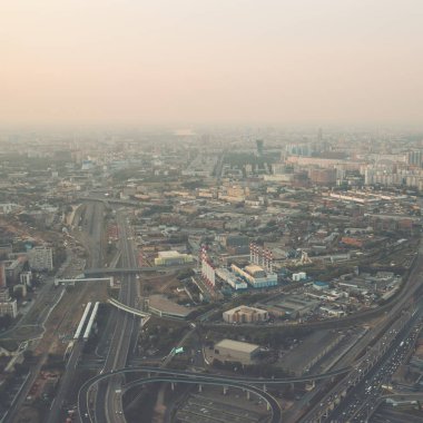 Moskova şehri yukarıdan, yollarda araba trafik, cityscape panorama, alacakaranlık akşam yapılan binalar ile hava üstten görünüm